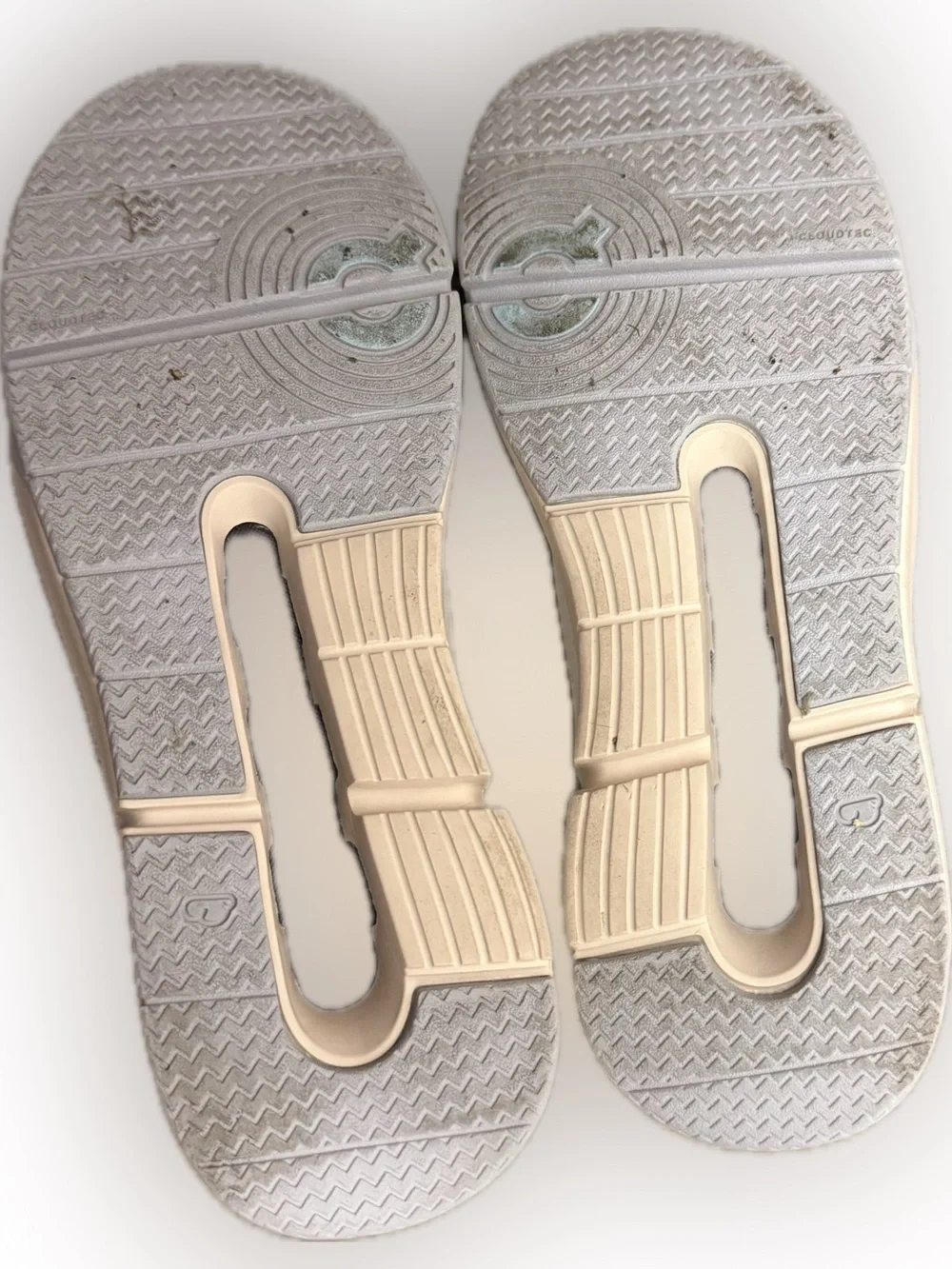 On Kids' The ROGER sneakers in a white colorway with double hook-and-loop Velcro